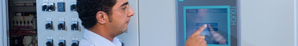 Mann bedient ein Regelungsdisplay