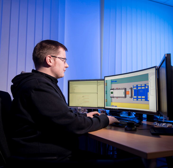 HPS - Employee creates circuit diagram on the computer