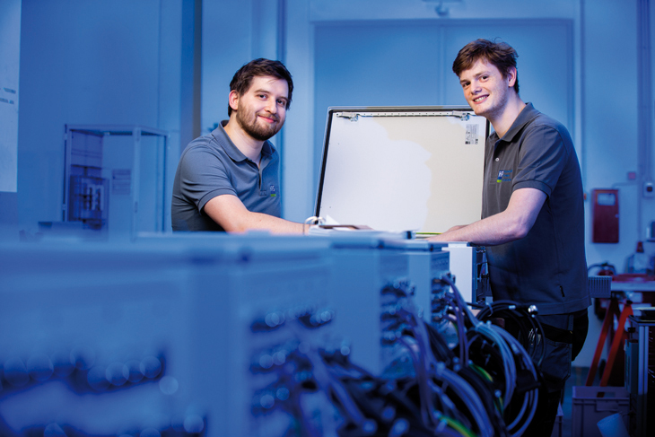 HPS Lösungen - 2 Mitarbeiter verdrahten eine Schalteinheit